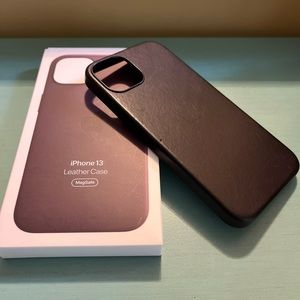 Apple Leather Case with MagSafe for iPhone 13 - Dark Cherry